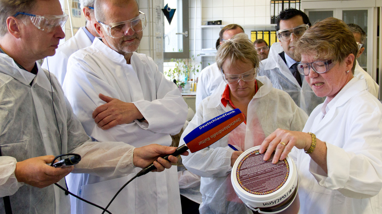 Verbraucherschutzminister Jochen Hartloff bei seinem Besuch im Landesuntersuchungsamt (LUA) in Trier; Bild: MJV