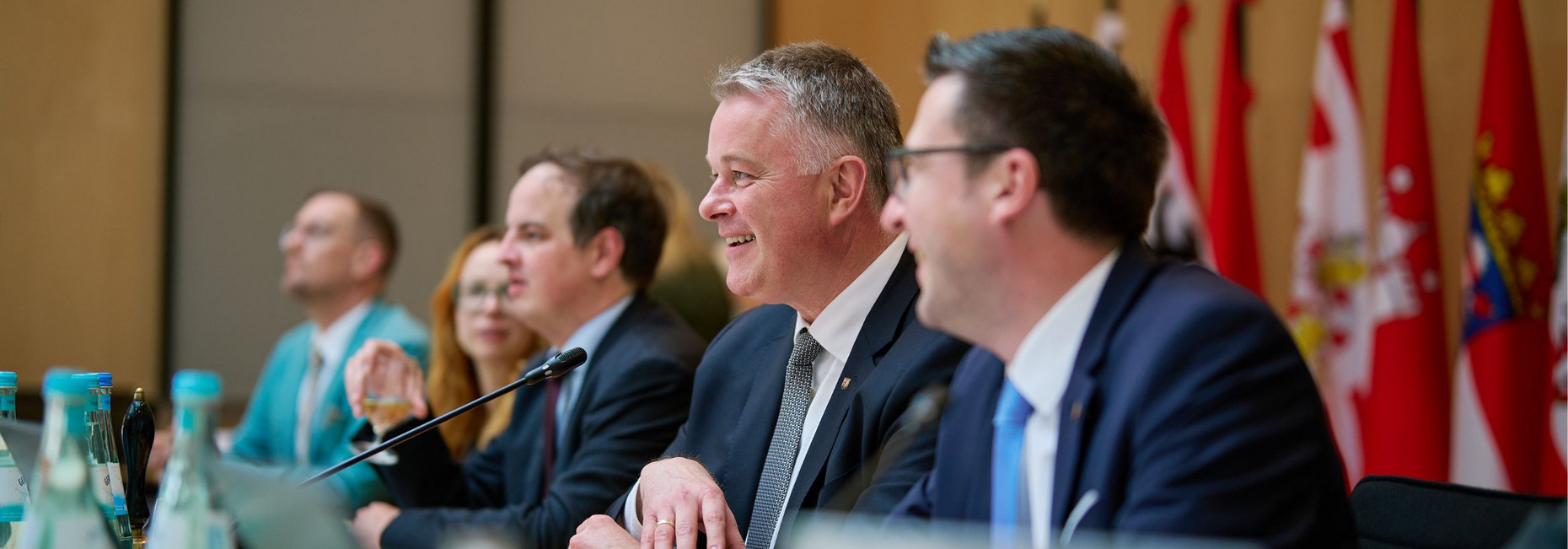 Ministerpräsident Gordon Schnieder während er die MPK leitet.