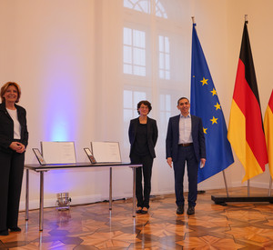 Ministerpräsidentin Malu Dreyer und BioNTech-Gründer Özlem Türeci und Uğur Şahin