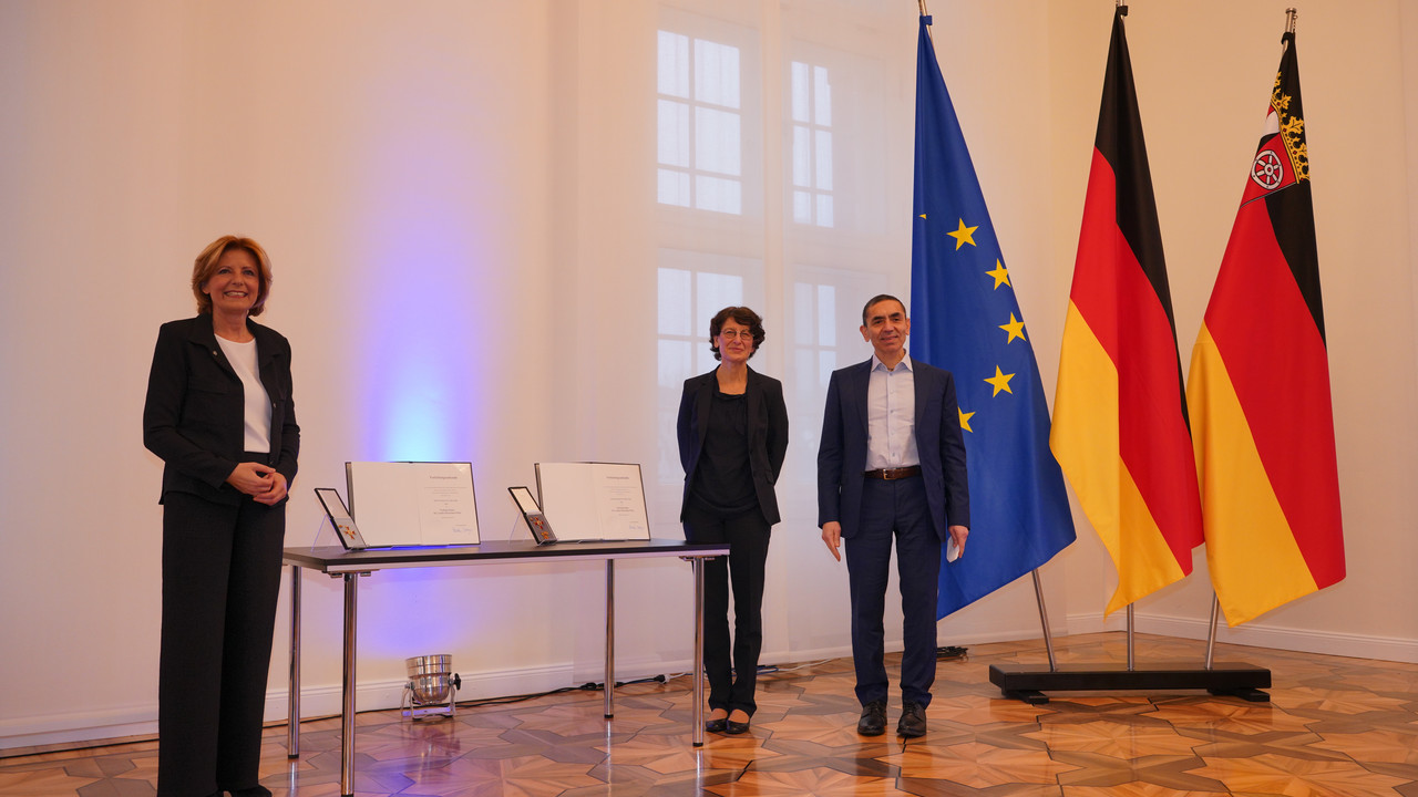 Ministerpräsidentin Malu Dreyer und BioNTech-Gründer Özlem Türeci und Uğur Şahin