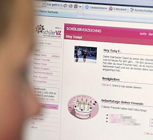 Junge vor einer Internetseite