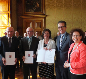 Übergabe der Stiftungsurkunde zur "Stiftung Schloss Malberg"; Bild: VG Bitburger Land