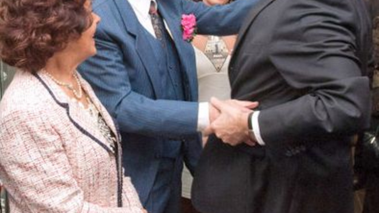 Horst Eckel nimmt am Mittwoch in Kaiserslautern im Beisein von Ehefrau Hannelore Eckel (l) und Tochter Dagmar (2.v.r.) die Glückwünsche von Ministerpräsident Kurt Beck entgegen. Bild: dpa