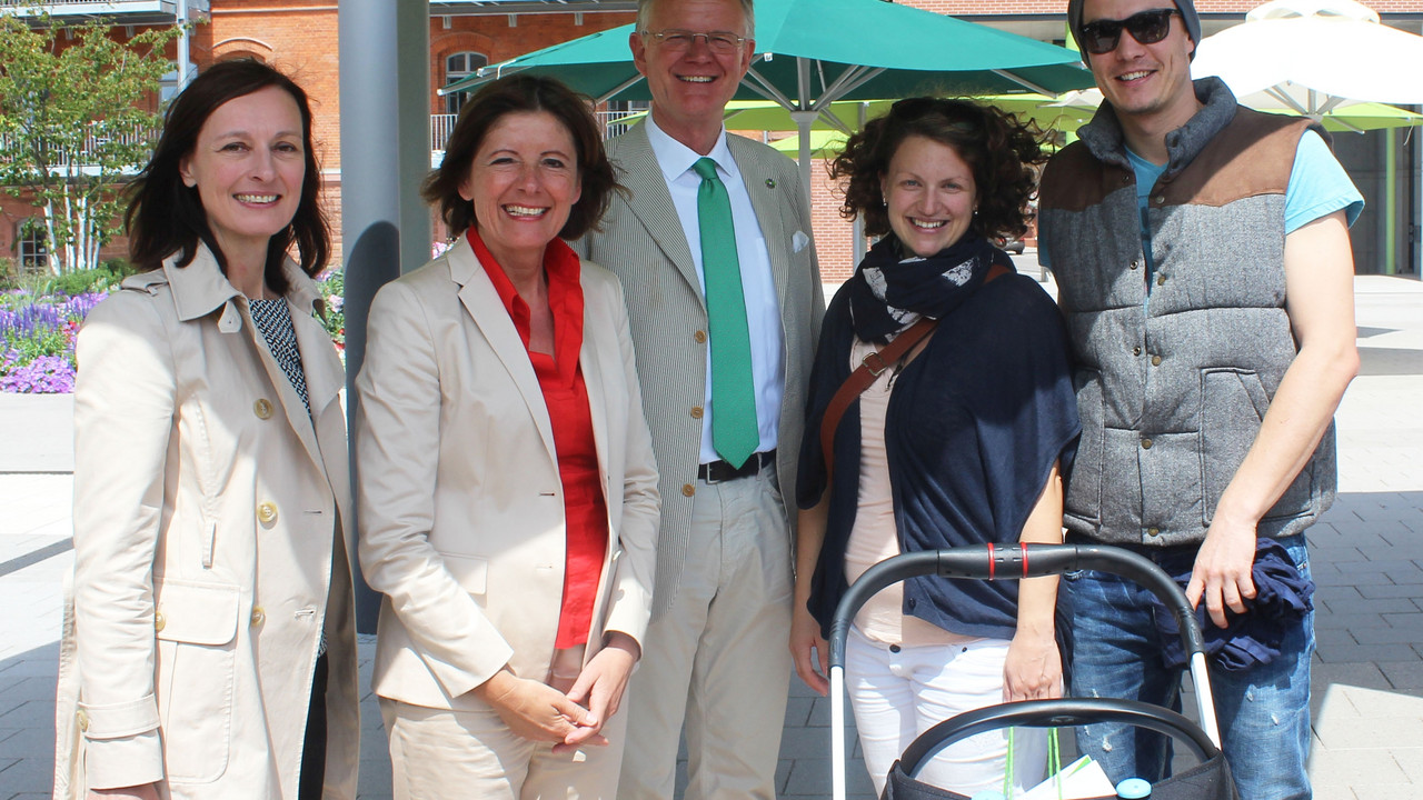 Begrüßung der  500.000 Besucherin der Landesgartenschau Landau 2015 Mariko Martin mit Ehemann Florin und dem einwöchigen Söhnchen Leander.