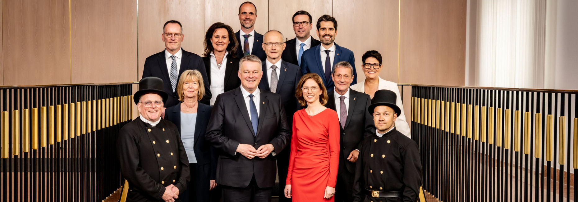 Kabinettsfoto der neuen Landesregierung mit Schornsteinfegern.