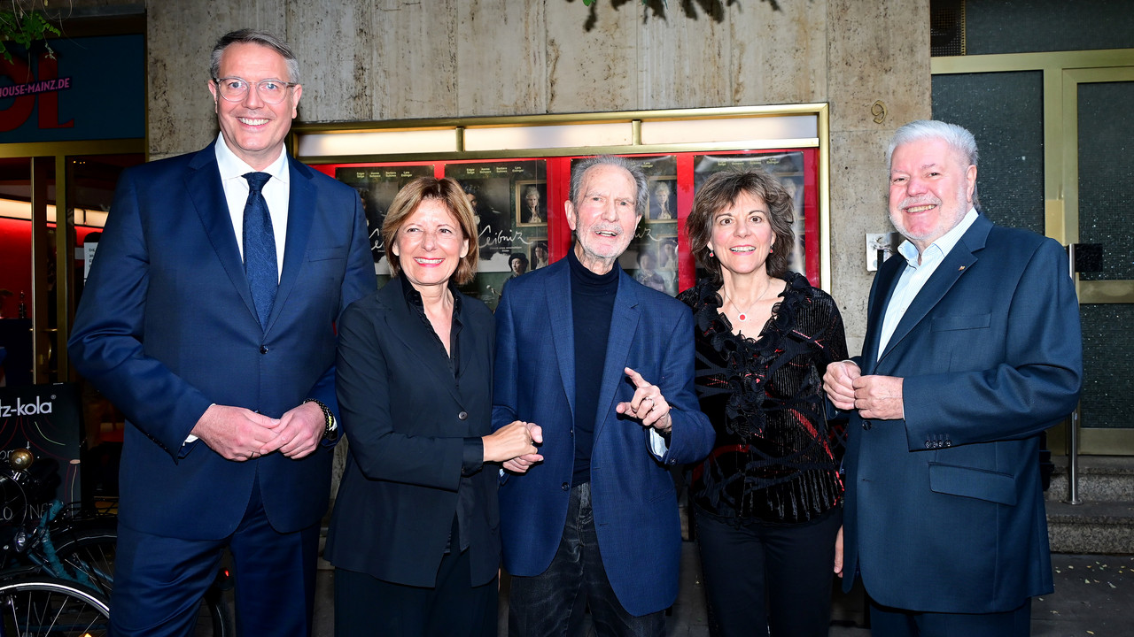 Im CAPITOL Arthouse Kino Mainz hat Ministerpräsident Alexander Schweitzer den Regisseur Edgar Reitz empfangen und sein Lebenswerk mit einem besonderen Kinoabend gewürdigt. Neben Ministerpräsident Alexander Schweitzer waren zwei ehemalige dabei: Malu Dreyer und Kurt Beck. 