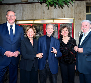 Im CAPITOL Arthouse Kino Mainz hat Ministerpräsident Alexander Schweitzer den Regisseur Edgar Reitz empfangen und sein Lebenswerk mit einem besonderen Kinoabend gewürdigt. Neben Ministerpräsident Alexander Schweitzer waren zwei ehemalige dabei: Malu Dreyer und Kurt Beck. 