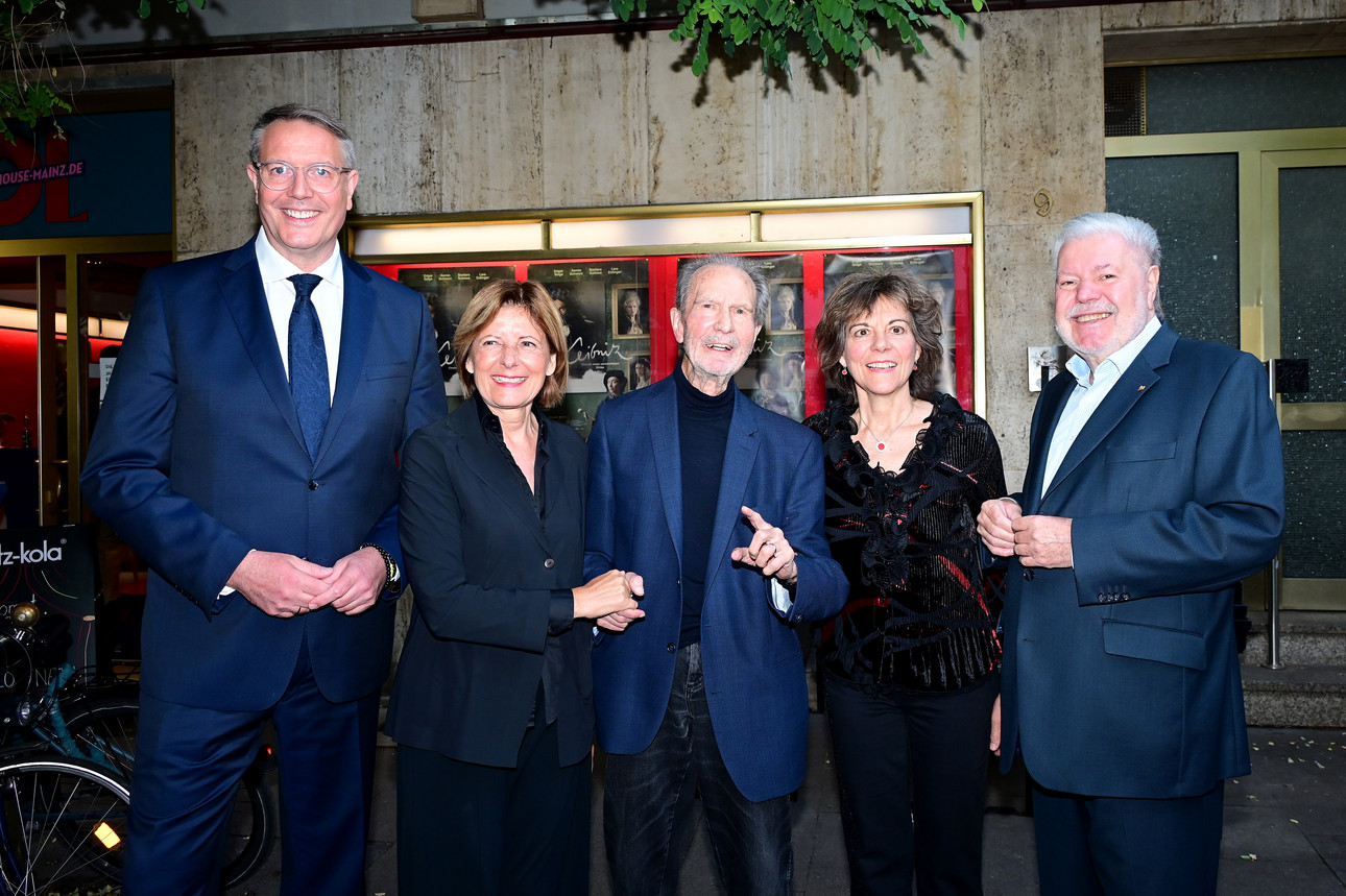 Im CAPITOL Arthouse Kino Mainz hat Ministerpräsident Alexander Schweitzer den Regisseur Edgar Reitz empfangen und sein Lebenswerk mit einem besonderen Kinoabend gewürdigt. Neben Ministerpräsident Alexander Schweitzer waren zwei ehemalige dabei: Malu Dreyer und Kurt Beck.