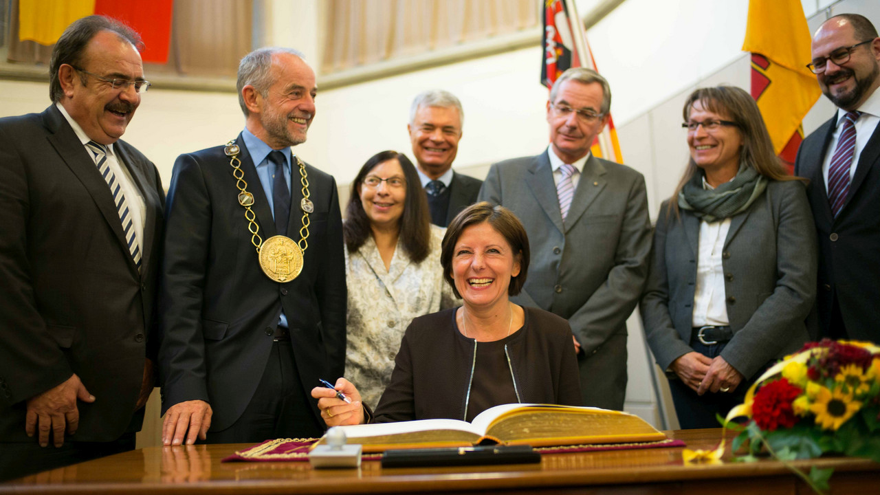 Ministerpräsidentin Malu Dreyer beim Eintrag ins Goldene Buch der Stadt Trier; Foto: Piel / © Staatskanzlei