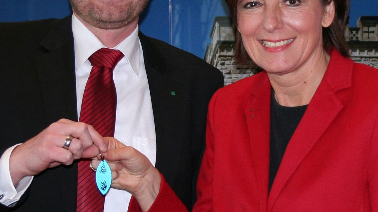 Prof. Dr. Michael Maskos überreichte Ministerpräsidentin Mal Dreyer einen Schlüsselanhänger aus Titan; Bild: Staatskanzlei
