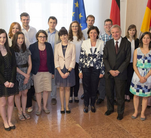 Ministerpräsidentin Malu Dreyer mit den Studierenden des neuen trilateralen Europamaster-Studiengangs, Wolfgang Muno (rechts neben Malu Dreyer) und Otto Schmuck, Leiter der Europaabteilung (2. Reihe links); Foto: Pulkowski /©Staatskanzlei