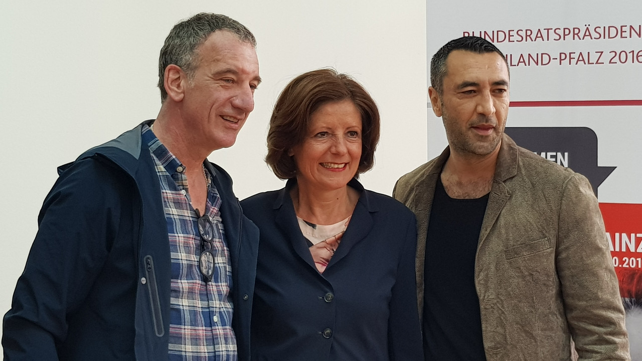 Ministerpräsidentin Malu Dreyer mit den Schauspielern Heio von Stetten und Mehmet Kurtulus