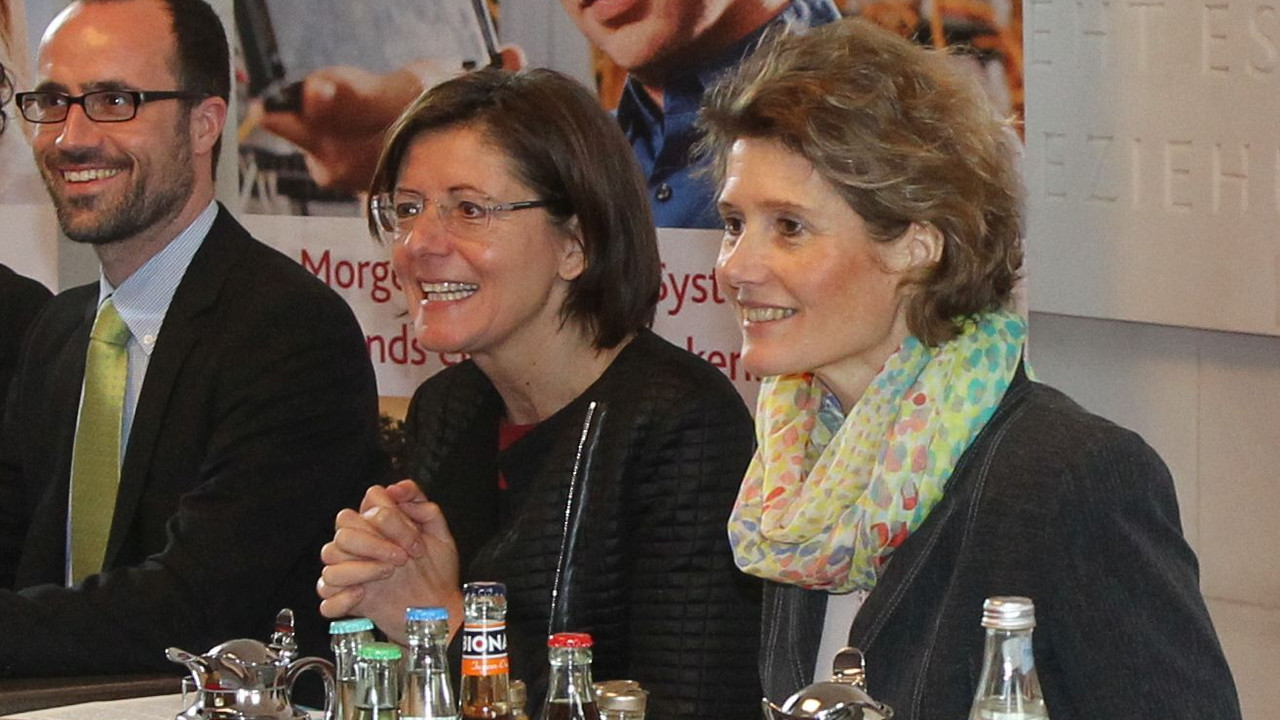 Ministerpräsidentin Malu Dreyer, Wirtschaftsministerin  Eveline Lemke und der Chef der Staatskanzlei, Clemens Hoch, am Ovalen Tisch; Bild: Sämmer / © Staatskanzlei RLP