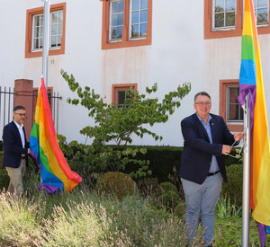 Hissen der Regenbogenflagge an der Staatskanzlei