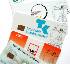 Versichertenkarten verschiedener Krankenkassen; Bild: dpa