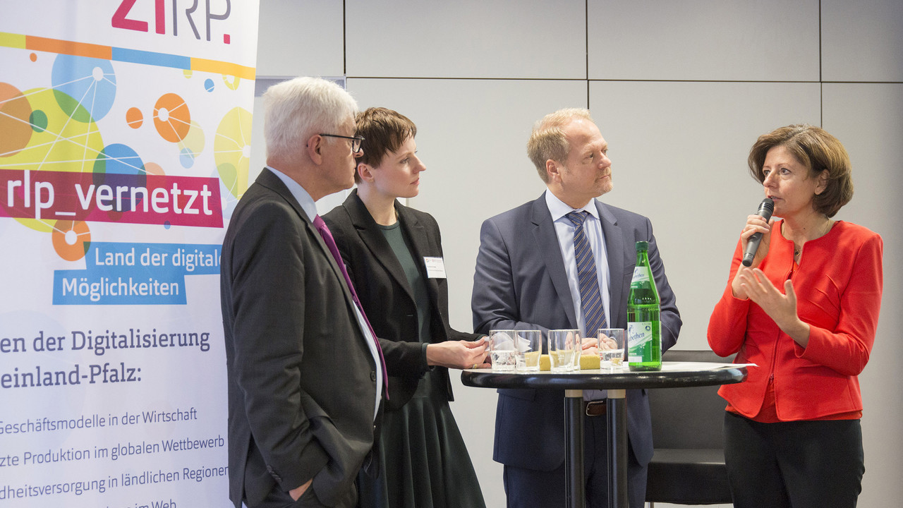 Gesprächsrunde bei Zirp um 8