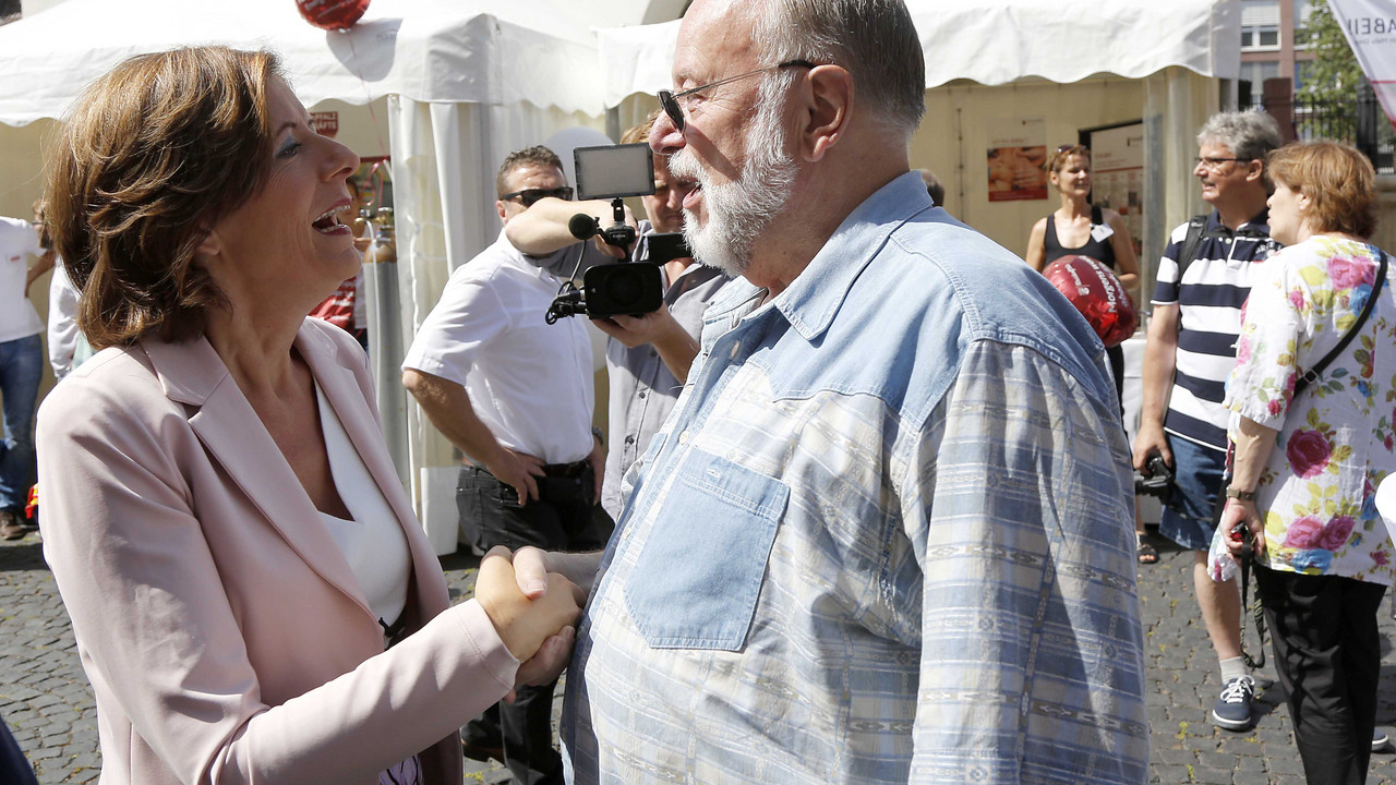 Ministerpräsidentin Malu Dreyer im Gespräch mit einem Besucher