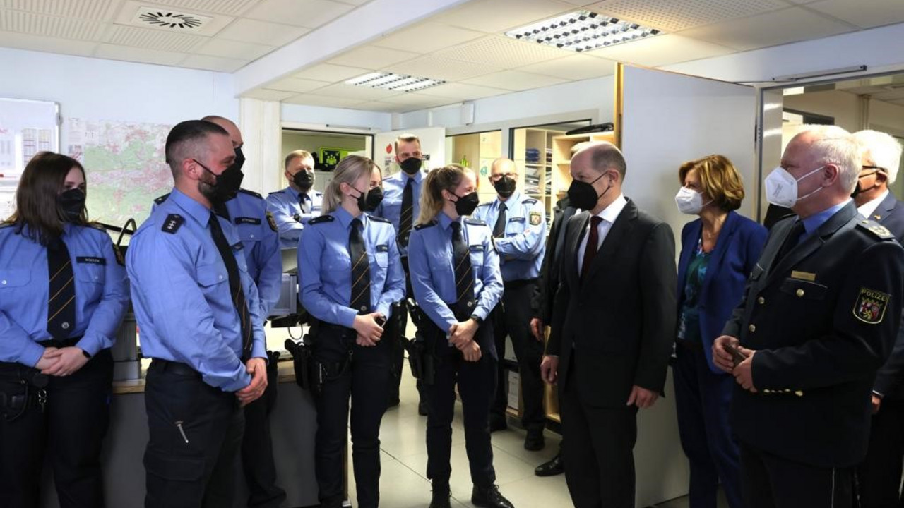 Ministerpräsidentin Malu Dreyer und Bundeskanzler Olaf Scholz im Polizeipräsidium Westpfalz