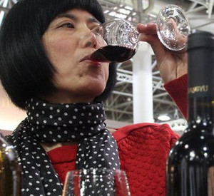 Chinesin trink Wein; Bild: dpa