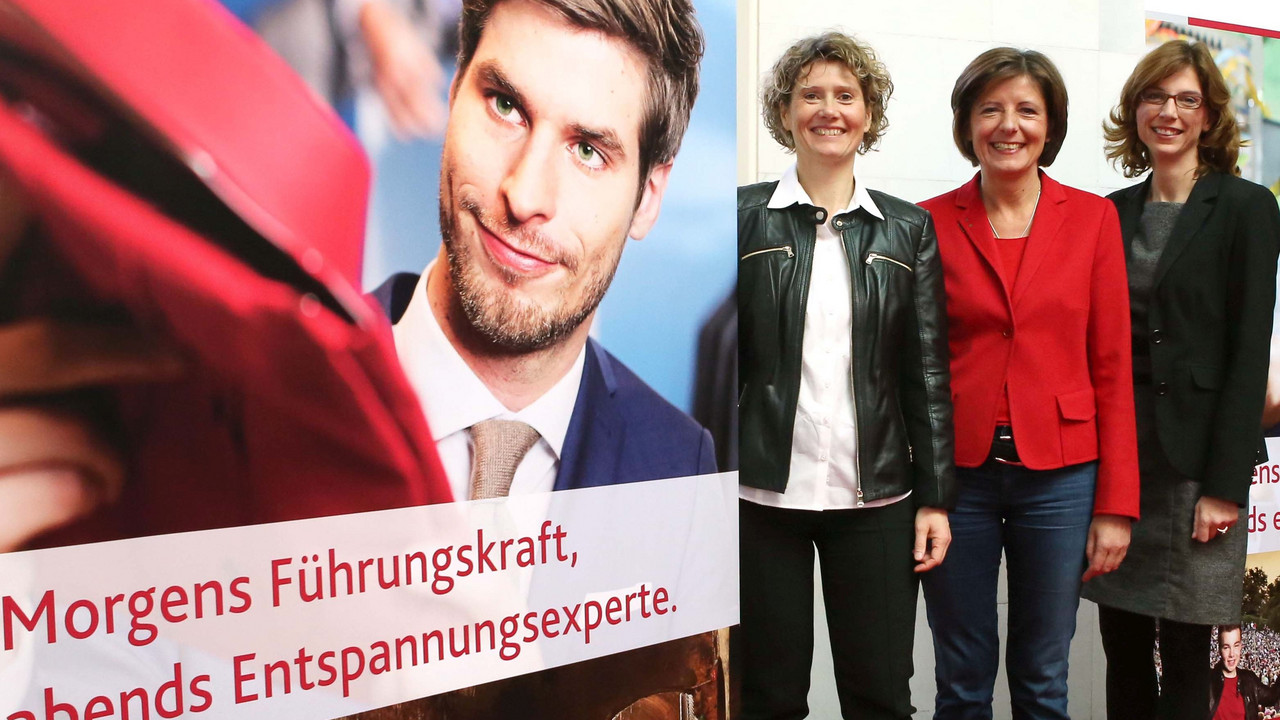 Ministerpräsidentin Malu Dreyer mit Wirtschaftsministerin Eveline Lemke und Arbeitsministerin Sabine Bätzing-Lichtenthäler vor einem Kampagnenmotiv; Bild: Sell / © Staatskanzlei RLP