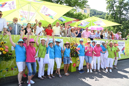 Ministerpräsidentin Malu Dreyer mit Mitgliedern der Landesregierung auf der Ehrentribüne zum Festzug.