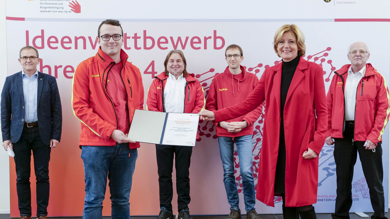 Ministerpräsidentin Malu Dreyer mit den Preisträgern der DLRG-Ortgruppe Rheinböllen e. V.