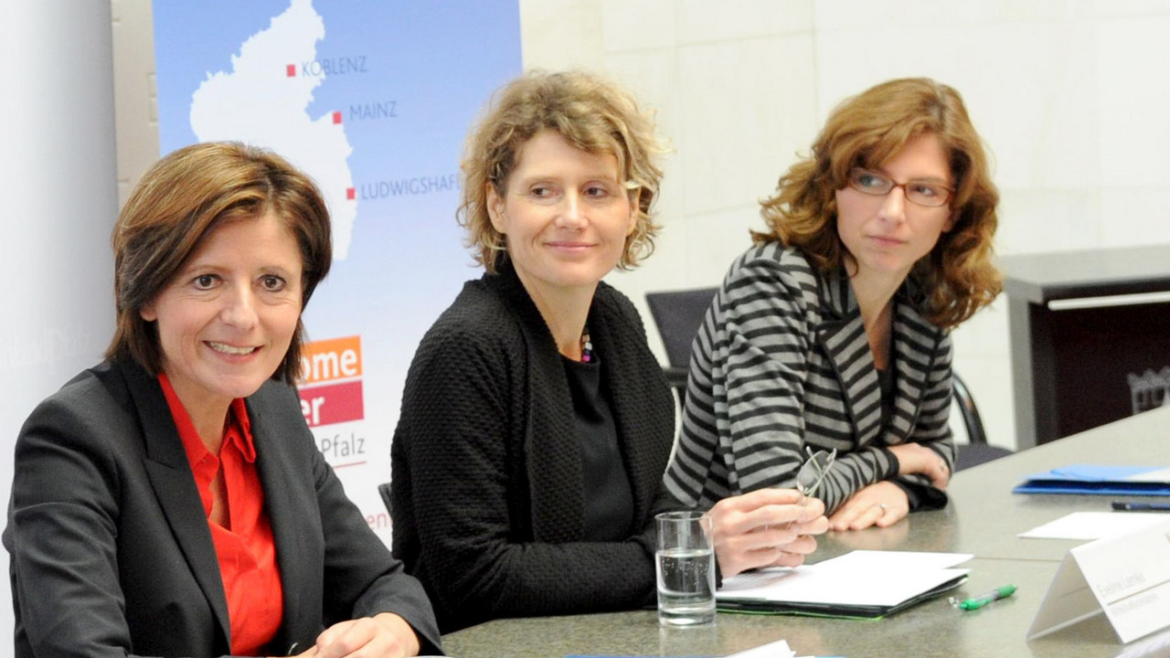 Ministerpräsidentin Malu Dreyer, Wirtschaftsministerin Eveline Lemke und Arbeitsministerin Sabine Bätzing-Lichtenthäler (v.l.) bei der Pressekonferenz zum Start der Welcome Center; Bild: Schäfer / © Staatskanzlei RLP