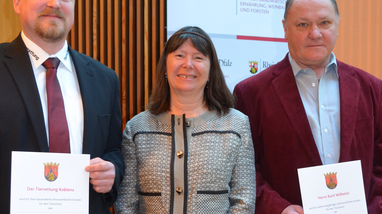 Umweltministerin Ulrike Höfken überreicht die Preisurkunden; Bild: mulewf