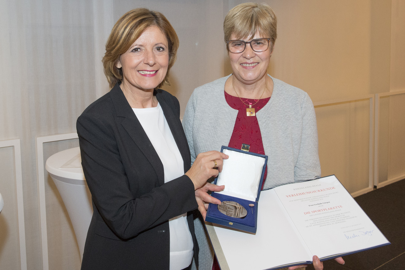Ministerpräsidentin Malu Dreyer überreicht die Sportplakette