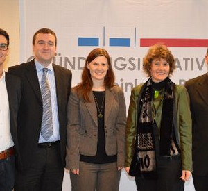 Wirtschaftsministerin Eveline Lemke (2. v. r.) mit Dr. Jürgen Petter, Luphos GmbH Mainz (1. v. r.), Claudia Wingerter, Kompetenzzentrum Innovation und marktorientierte Unternehmensführung, Hochschule Ludwigshafen (mitte) und den Entwicklern des Online-S