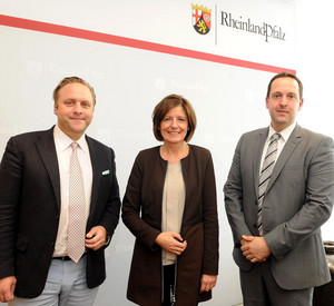 Ministerpräsidentin Malu Dreyer mit Tilman Au, Gründer und Vorstandsvorsitzender des StartUp Netzwerks Mainz, und sapite-Geschäftsführer Mathias Memmesheimer (v.l.); Bild: Schäfer / © Staatskanzlei RLP