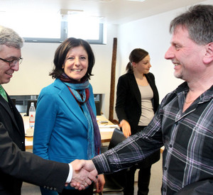 Ministerpräsidentin Malu Dreyer und Innenminister Roger Lewentz treffen den Betriebsratsvorsitzenden der Nürburgring Betriebsgesellschaft, Heinz Hoffmann; Bild: dpa