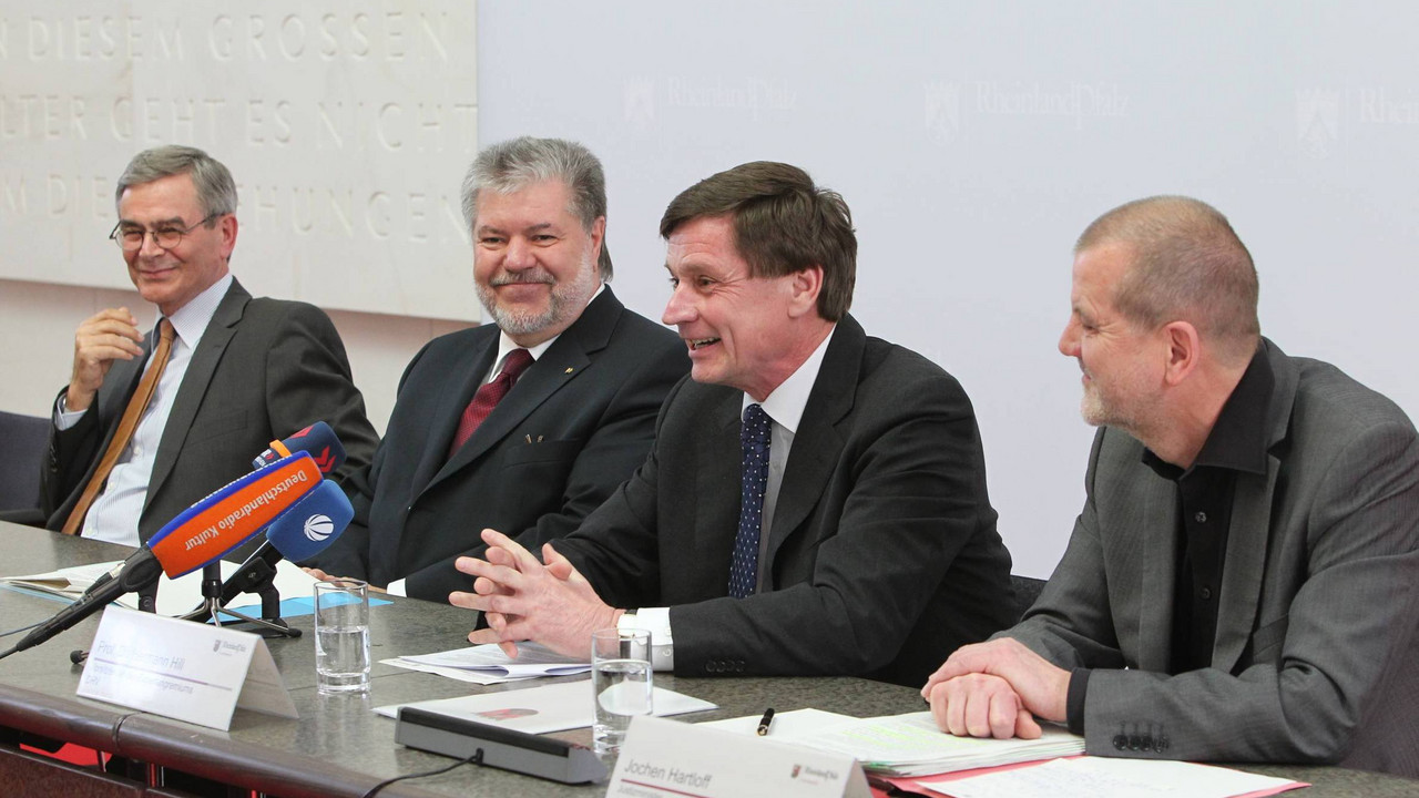 Prof. Hermann Hill (Mitte) überreicht Ministerpräsident Beck und Justizminister Jochen Hartloff den Bericht des Expertengremiums zur Justizstrukturreform; Bild: Alexander Sell / © Staatskanzlei