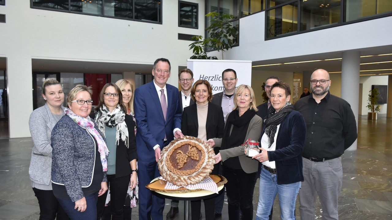 Ministerpräsidentin Malu Dreyer übergibt Mainzer OB Michael Ebling Brot und Salz