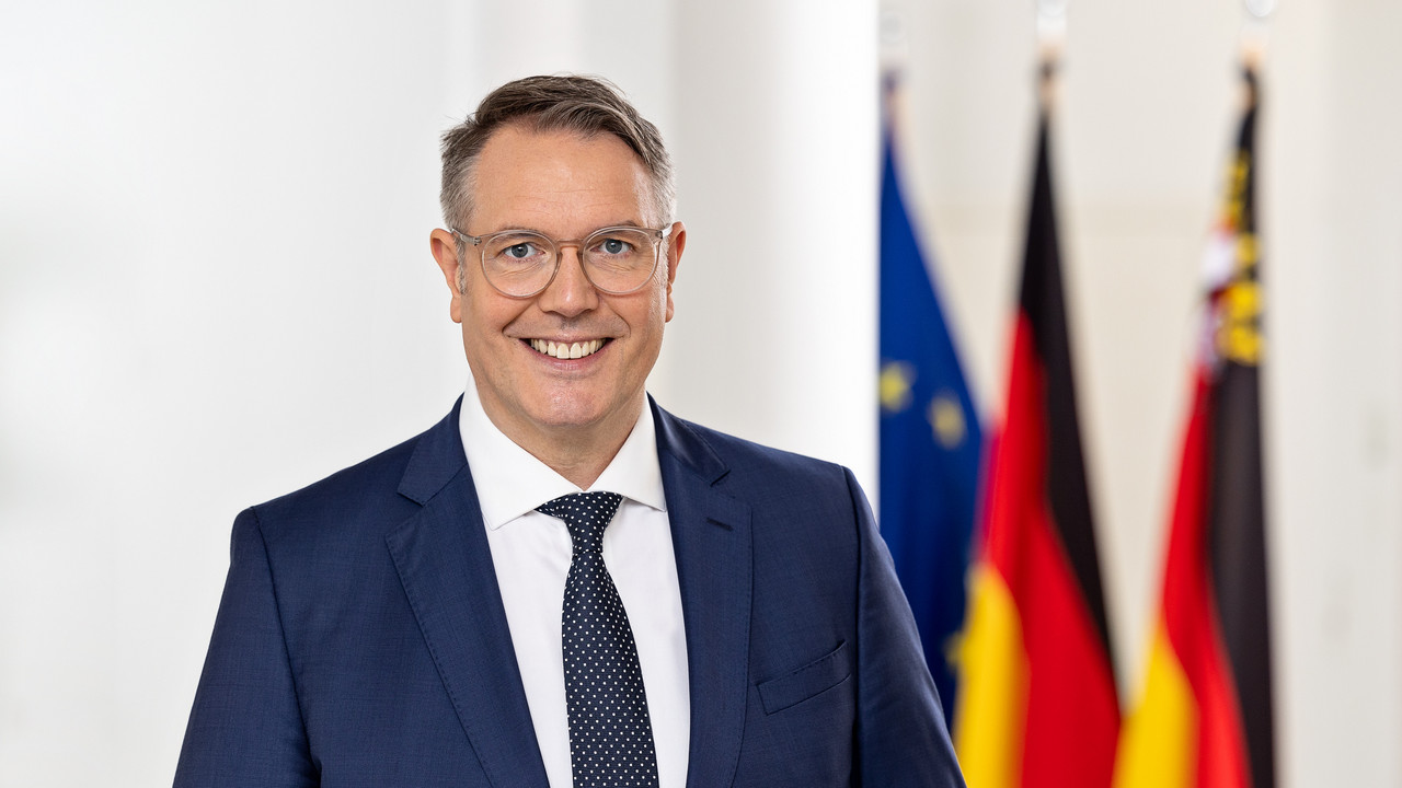 Porträtfoto Ministerpräsident Alexander Schweitzer