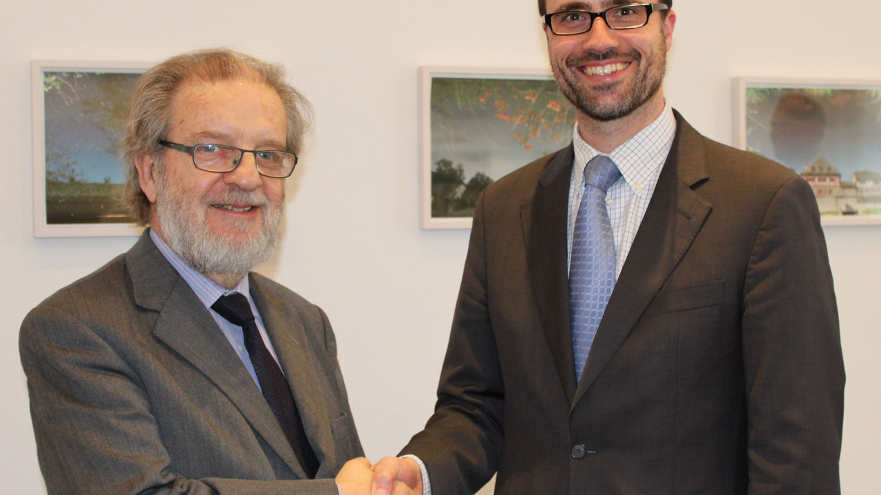 Der Chef der Staatskanzlei, Staatssekretär Clemens Hoch, mit dem Botschafter der Republik Argentinien, Daniel Polski
