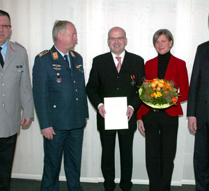 Oberstleutnant Lempa, Oberst Stichling, Oberamtsrat Rzany, Frau Razny und Martin Stadelmaier, Chef der Staatskanzlei
