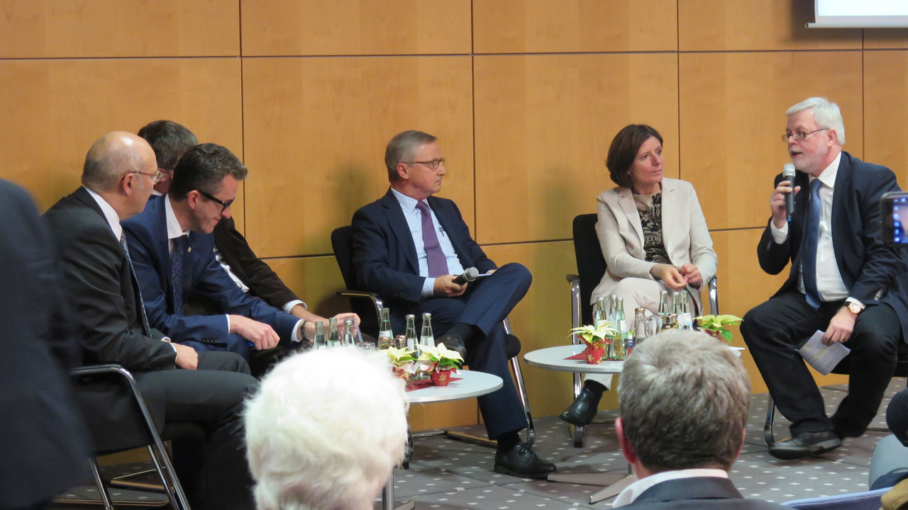 Podiumsdiskussion mit Ministerpräsidentin Malu Dreyer, Heribert Wilhelmi, Vorsitzender der Geschäftsführung der Agentur für Arbeit Trier, Dr. Joachim Streit, Landrat Eifelkreis Bitburg-Prüm, Dr. Jan Glockauer, Hauptgeschäftsführer der IHK Trier, Dr. Manfred Bitter und Dr. Bernd Kettern, Direktor des Caritasverbandes Trier e.V.
