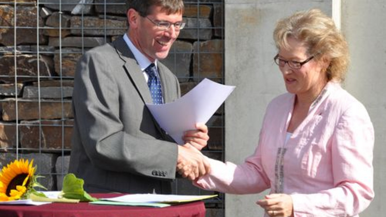 Universitätspräsident Prof. Dr. Michael Jäckel und Dagmar Barzen, Präsidentin der Aufsichts- und Dienstleistungsdirektion; Bild: Universität Trier