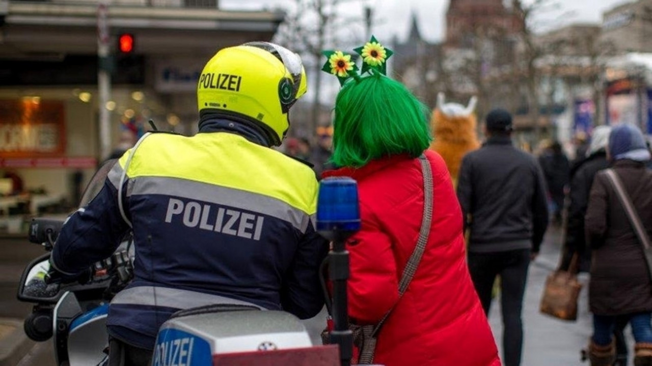Polizist im närrischen Mainz