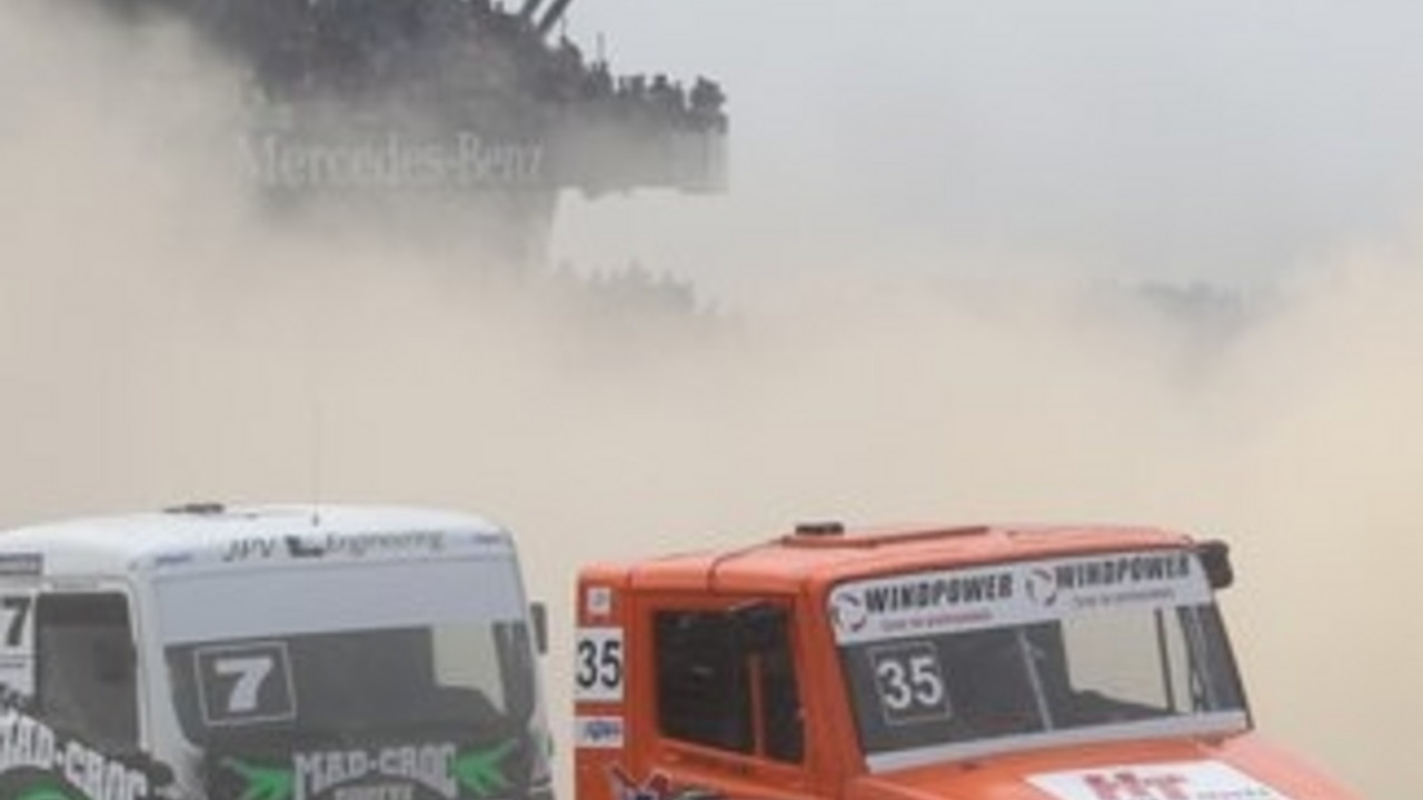 Renntrucks passieren beim Truck-Grand-Prix auf dem Nürburgring die Haupttribüne; Bild: dpa