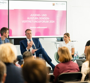 Ministerpräsident Alexander Schweitzer beim 21. Jugend- und Ausbildungsforum.