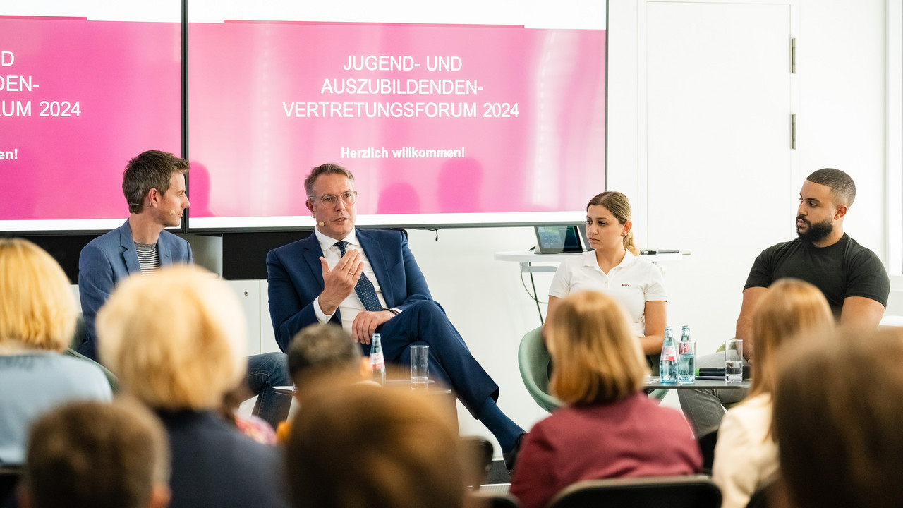 Ministerpräsident Alexander Schweitzer beim 21. Jugend- und Ausbildungsforum.