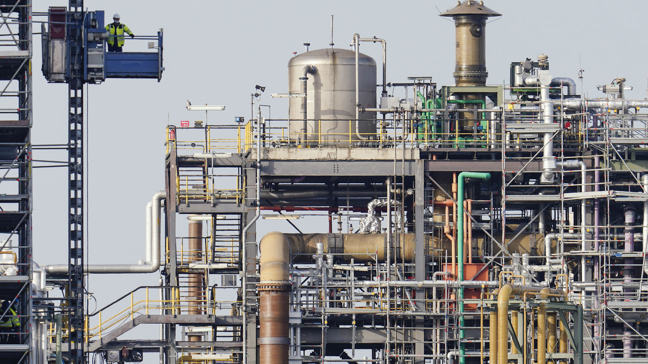 Ein Arbeiter fährt neben Gebäuden auf dem Werksgelände des Chemiekonzerns BASF in einem Aufzug. 