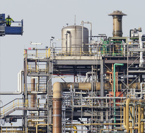 Ein Arbeiter fährt neben Gebäuden auf dem Werksgelände des Chemiekonzerns BASF in einem Aufzug. 