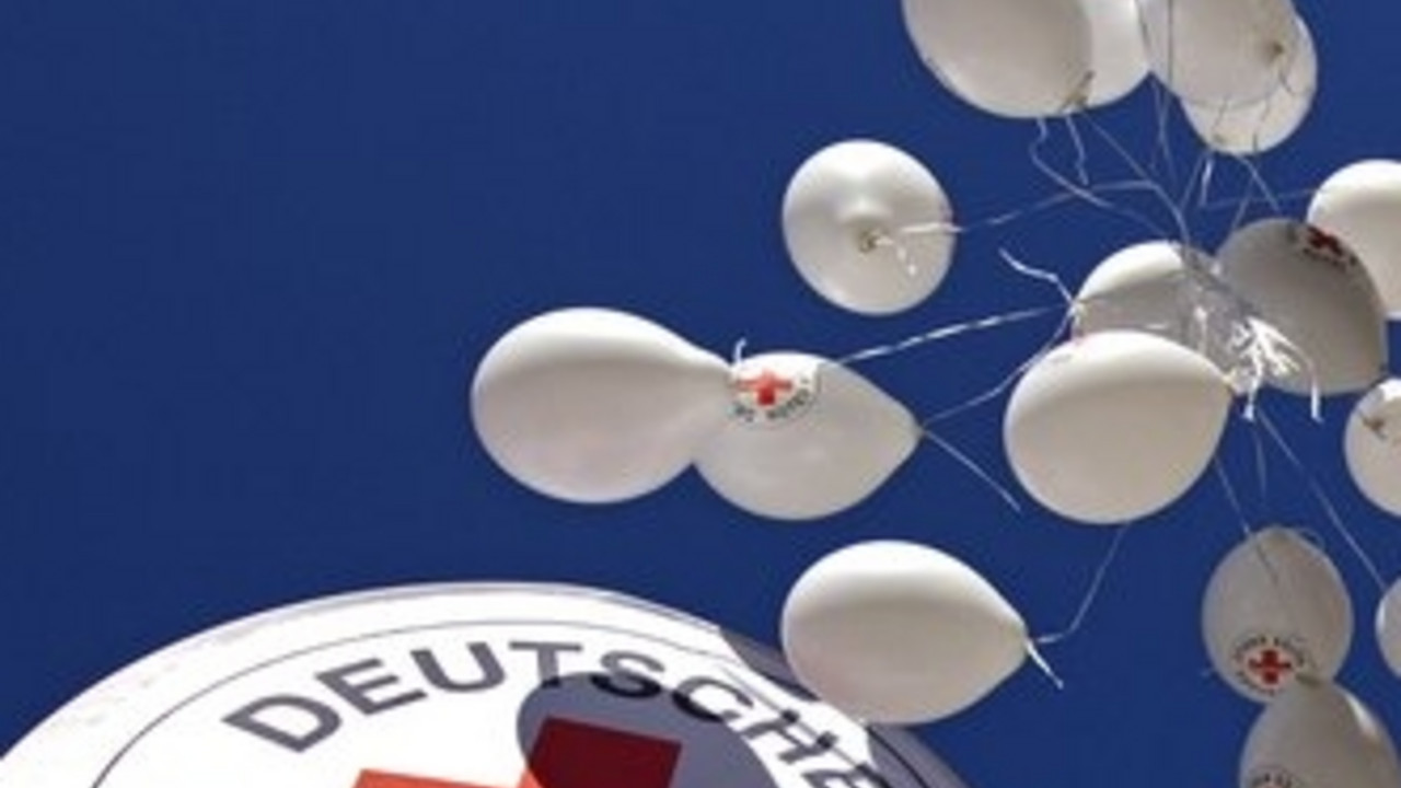 Logo des DRK mit Luftballons: rlp-Archiv, dpa