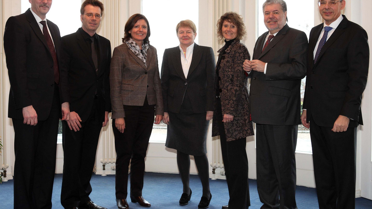 Ministerpräsident Beck und Fachminister/innen mit Vertretern der Siemens AG; Bild: Sell / © Staatskanzlei