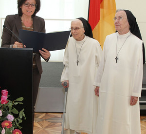 Ministerpräsidentin Malu Dreyer überreicht den Speyerer Ordensschwestern Irmina Radke und Fatima Schmitt das Verdienstkreuz 1. Klasse. Bilder: Stefan Sämmer / © Staatskanzlei