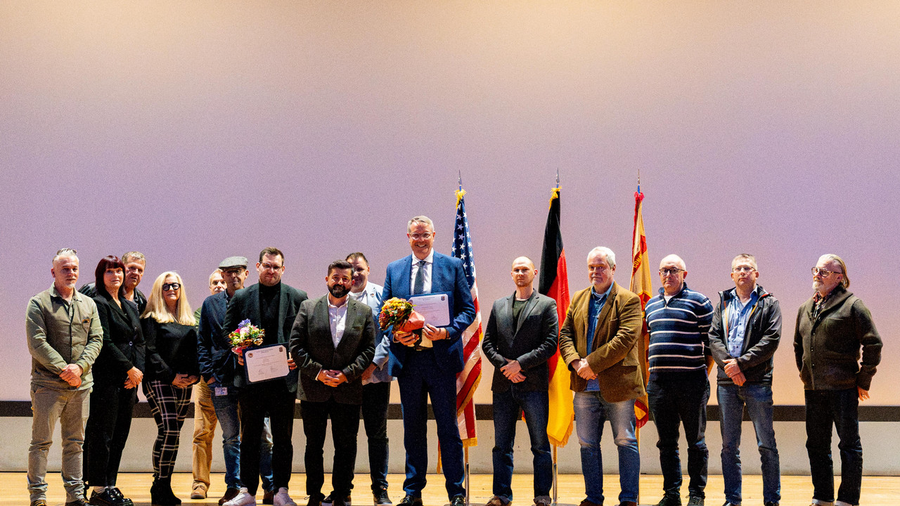 Ministerpräsident Alexander Schweitzer zu Gast bei der Personalversammlung der US Army Garrison (USAG) Wiesbaden.