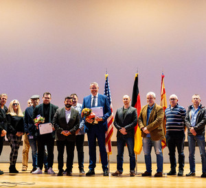 Ministerpräsident Alexander Schweitzer zu Gast bei der Personalversammlung der US Army Garrison (USAG) Wiesbaden.